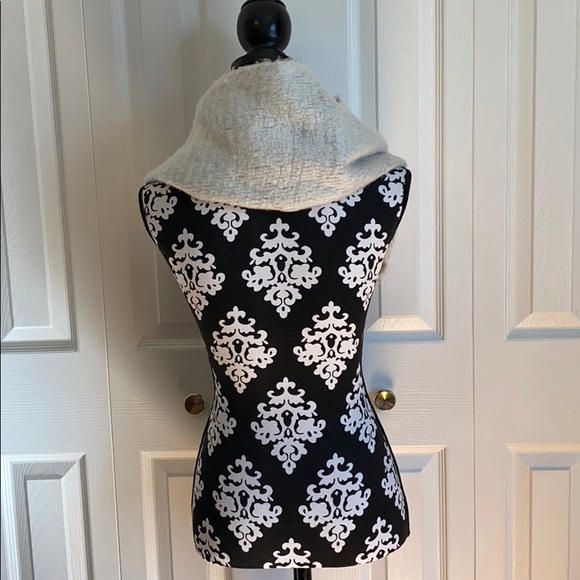 NWT Collection 18 Soft and Cozy Infinity Scarf - Picture 3 of 8